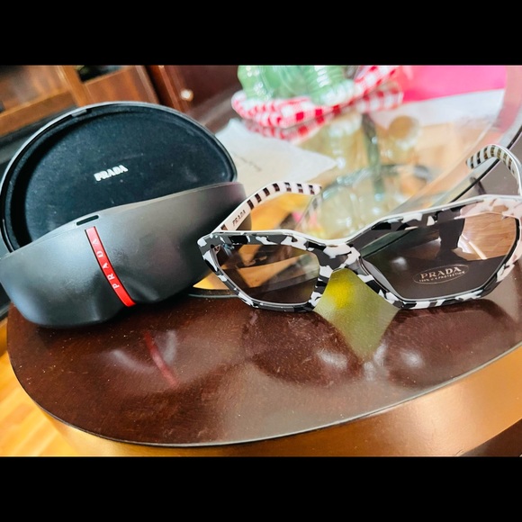 Prada sunglasses - Picture 3 of 3